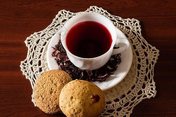 杯karkadeh红色的茶干花饼干木表格