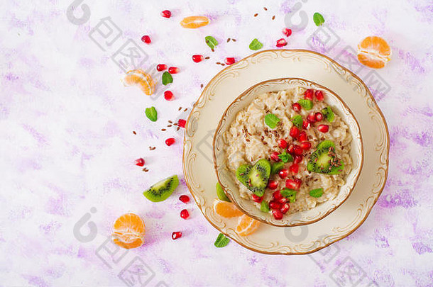 美味的健康的燕麦片粥水果浆果亚麻种子健康的早餐健身食物适当的营养早餐情人节一天