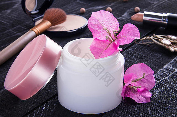 Jar自然奶油粉红色的花黑色的背景有机化妆品概念