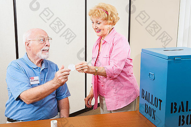 志愿者投票贴纸上了年纪的女选民