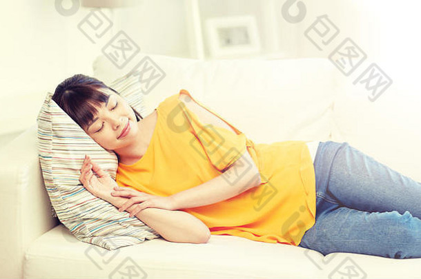 快乐亚洲十几岁的女孩睡觉沙发首页