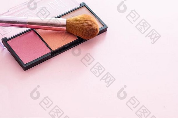 脸红粉pallete集柔和的颜色刷粉红色的背景特写镜头视图专业工具使美沙龙化妆品凹陷