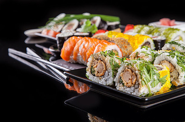 种类寿司食物服务黑色的背景