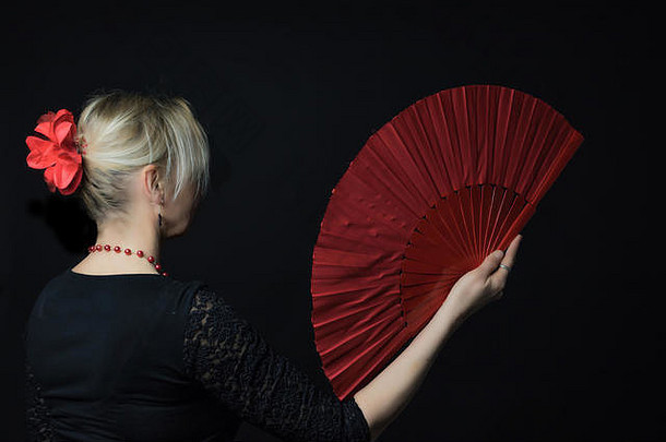 低关键照片弗拉曼柯舞舞者中间年龄女人持有红色的风扇黑暗背景