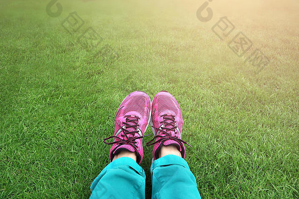 脚运动鞋绿色草自然背景