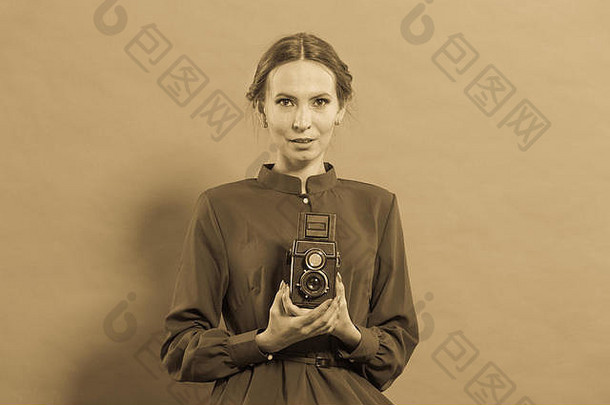 女人复古的风格长黑暗礼服采取图片相机古董照片