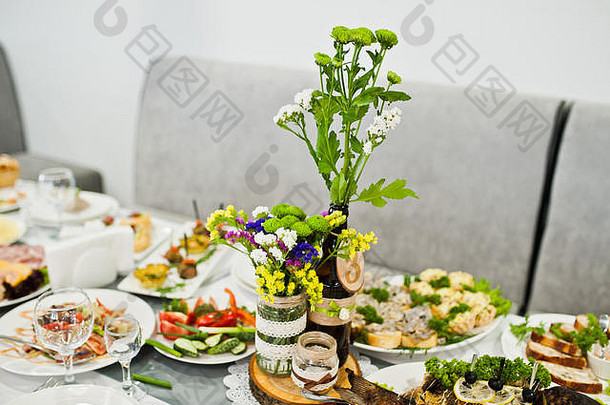 婚礼表格数量装饰花覆盖巨大的各种食物