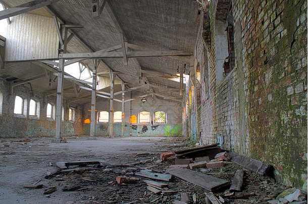 摧毁了仓库- - - - - -部分毁了工厂大厅被遗忘的工业建筑