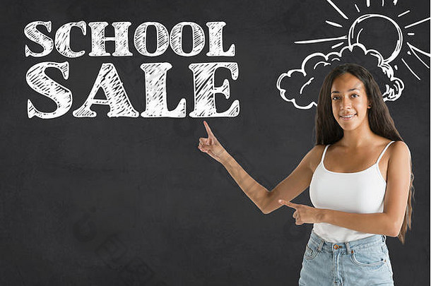 半身的关闭肖像年轻的美国女人白色衬衫黑暗背景人类情绪教育回来学校销售广告概念指出单词学校一年