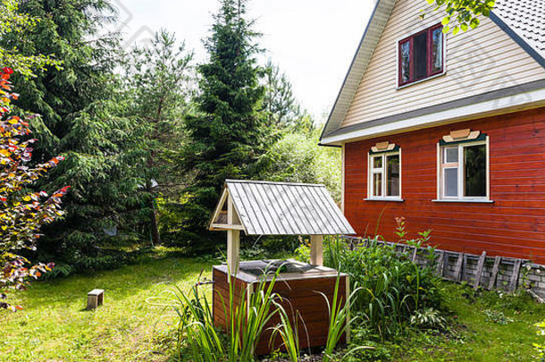 视图现代简单的小屋后院俄罗斯国家阳光明媚的夏天一天