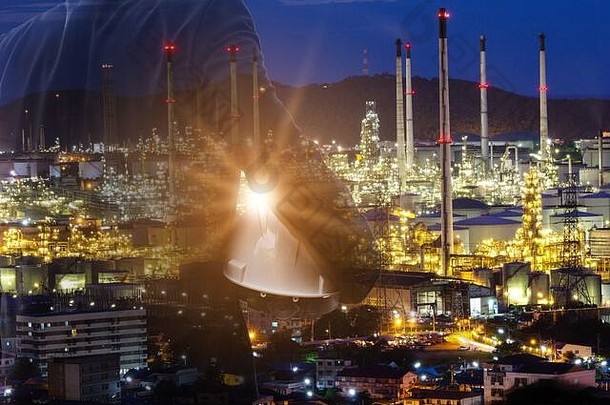 商人工头工作晚上石油炼油厂行业植物双曝光工厂晚上沟通能源聪明的抛光工艺
