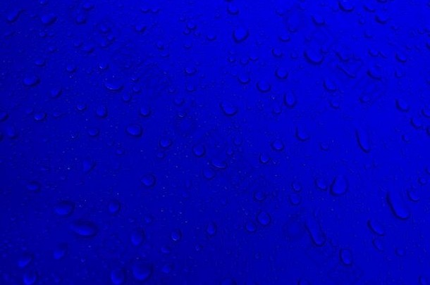 滴水蓝色的金属表面美丽的背景雨