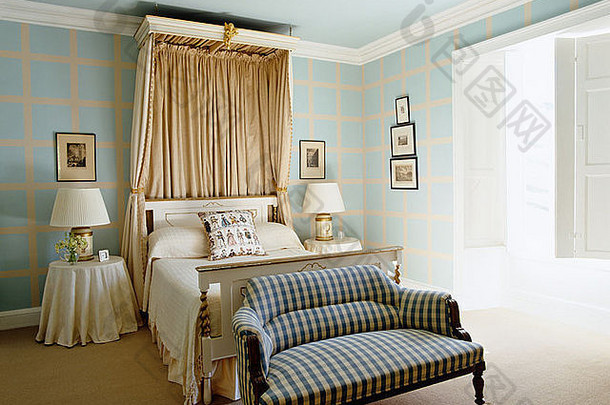 米色丝绸窗帘树冠床上苍白的绿松石卧室检查沙发脚床上