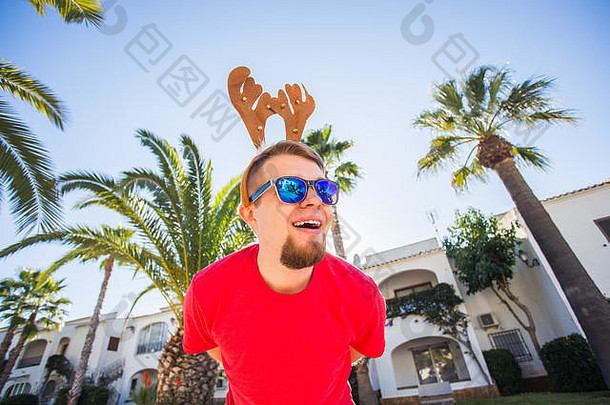 假期人概念有趣的男人。圣诞节鹿角微笑在户外