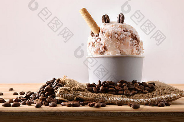 咖啡冰奶油杯装饰谷物华夫格布袋木表格水平作文前面视图
