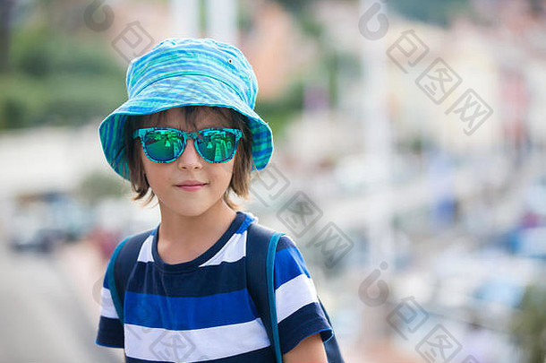 可爱的男孩学前教育孩子摆姿势太阳镜街港时尚孩子们