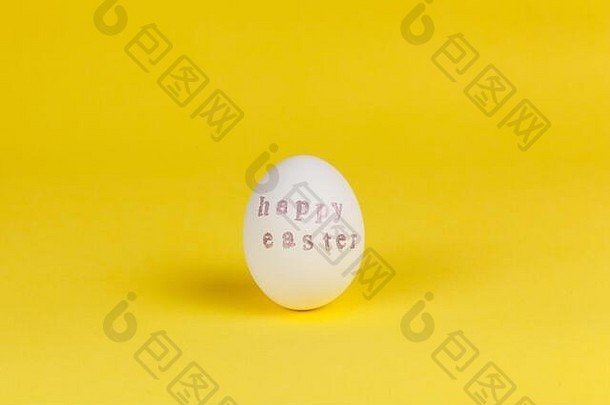 白色鸡蛋单词快乐复活节写邮票粉红色的金属油漆黄色的背景复制空间Diy节日re