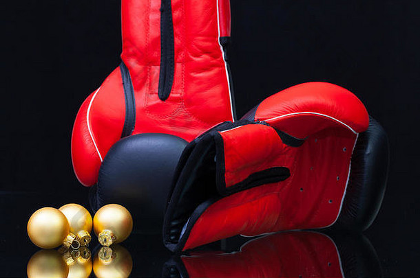 红色的黑色的拳击手套圣诞节装饰黑色的玻璃表格圣诞节斗争圣诞节礼物