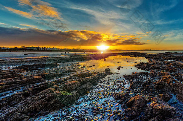 一年的夏娃日落巴利霍尔姆海滩班戈县北部爱尔兰