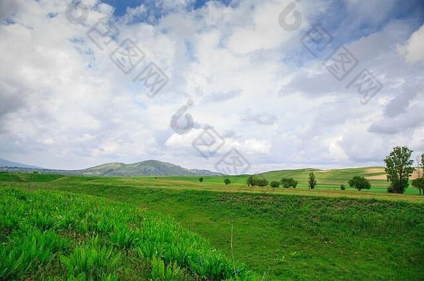 景观夏天春天明亮的绿色草轮山云雨云天空旅游旅行