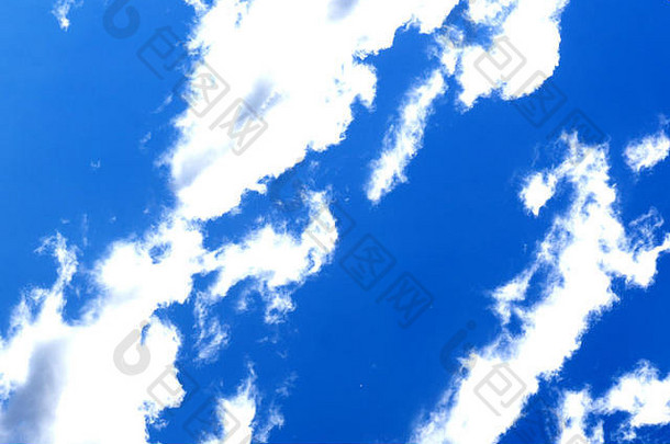 白色云蓝色的天空宽角视图