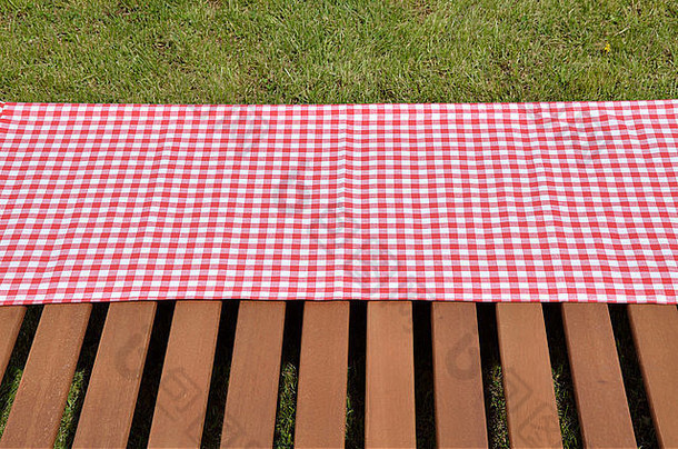 红色的白色桌布木表面集户外