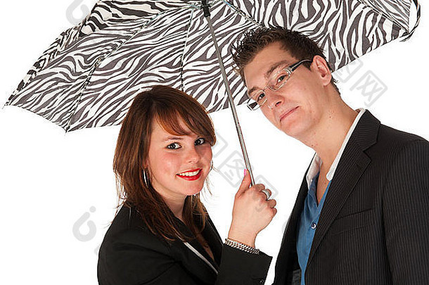 年轻的夫妇黑色的白色斑马伞
