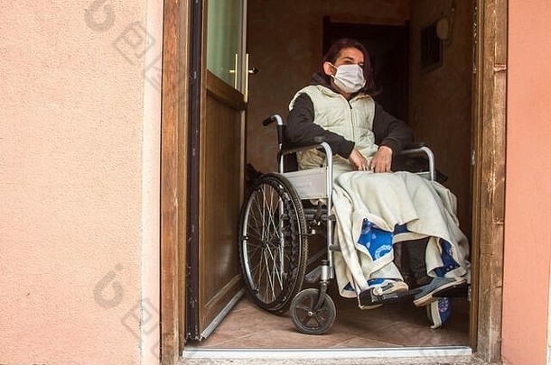 禁用女人轮椅保护面具开放房子通过住首页检疫