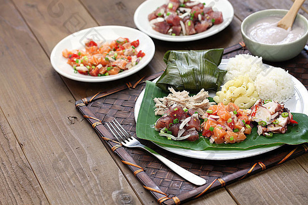 夏威夷传统的板午餐阿希戳lomilomi大马哈鱼是的戳卡鲁猪肉然后刘刘