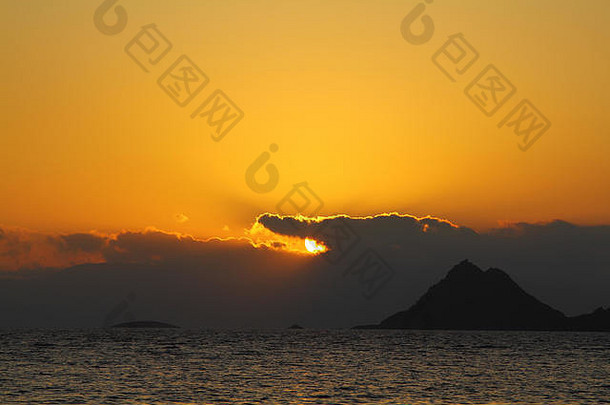 海景日落灯塔海岸海边小镇图古特热伊斯壮观的日落