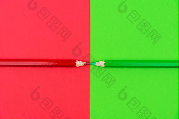绿色红色的彩色铅笔纸摘要对比概念上的图像