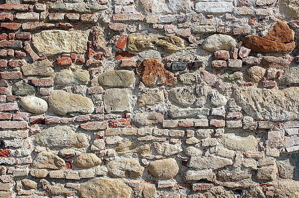 古老的石头红色的砖墙中世纪的堡垒