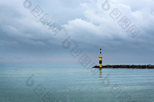 码头灯塔地平线宁静地中海冬天海滩马略卡岛巴利阿里群岛岛屿西班牙2月