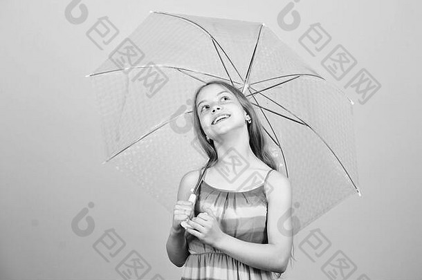 多雨的天气秋天情绪小女孩伞无忧无虑的童年秋天天气预测秋天时尚孩子trabsparent阳伞时尚的美