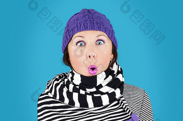 有趣的惊讶脸女人羊毛他条纹黑色的白色围巾幽默的冬天概念