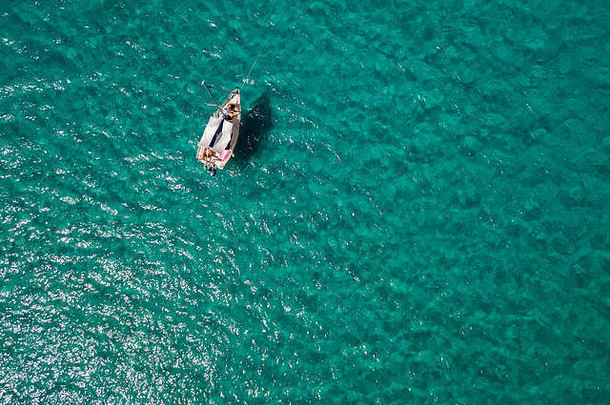 空中视图停泊船浮动透明的海潜水放松夏天假期意大利沿海地区海滩<strong>岩</strong>石