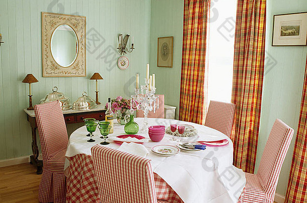 红色的检查loose-covers椅子表格白色亚麻布苍白的绿色餐厅房间orange-checked<strong>窗帘</strong>