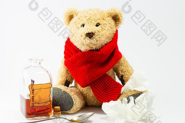 生病的泰迪熊红色的围巾勺子有皱纹的手帕古董医学瓶软木塞有家具的空标签