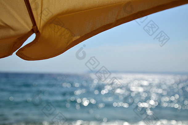 黄色的阳伞海视图闪烁的海背景
