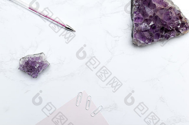 紫色的主题静止的集笔记本笔现代大理石桌子上