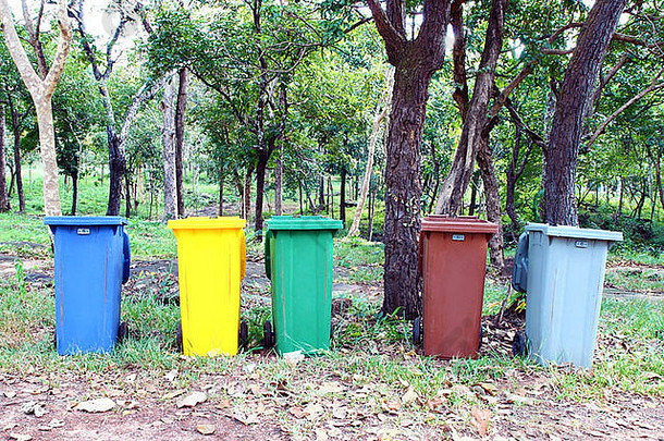 颜色回收垃圾箱公园
