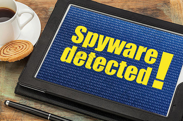 间谍软件检测到警报数字平板电脑杯咖啡