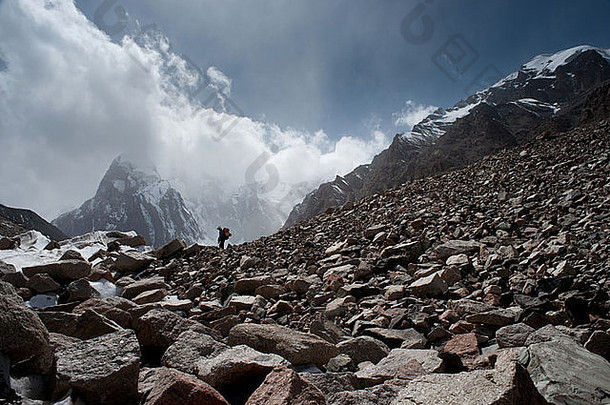 一边视图登山者徒步旅行徒步旅行岩石冰川冰碛石科克沙尔-托山<strong>天山山脉</strong>范围吉尔吉斯斯坦中央亚洲