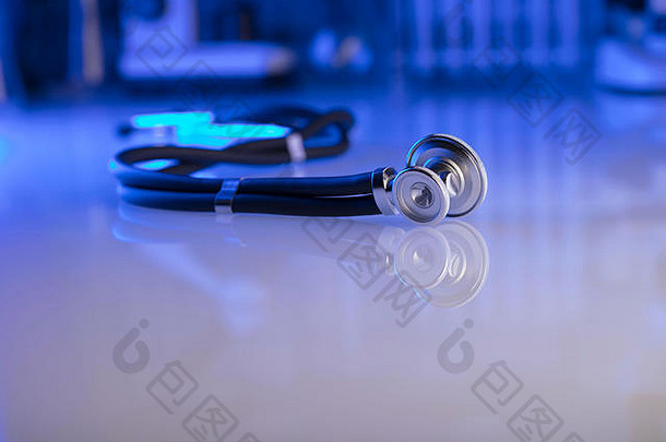 医疗保健医疗概念听诊器显微镜蓝色的背景