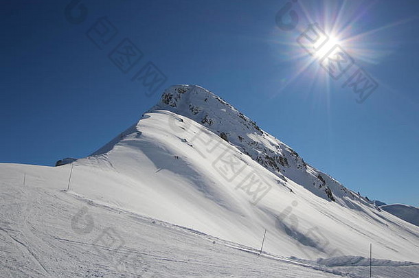 全景视图田园夏天景观阿尔卑斯山脉清晰的山冰川蓝色的skyin背景