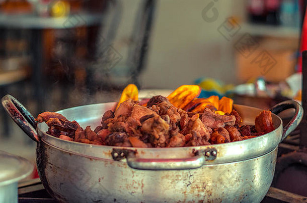 照片典型的厄瓜多尔食物被称为煎蛋猪肉