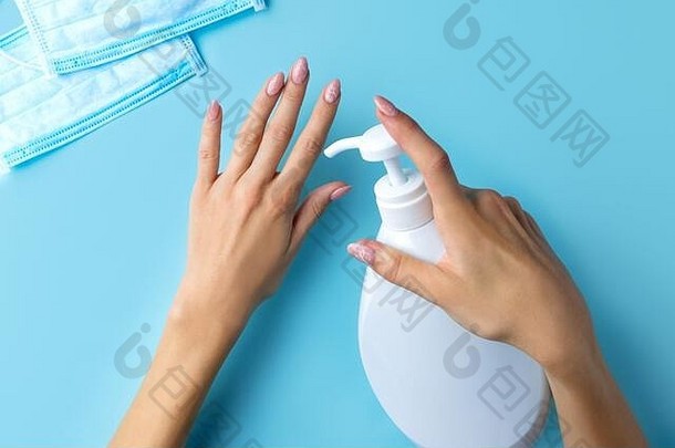 外科手术面具手洗手液肥皂蓝色的背景