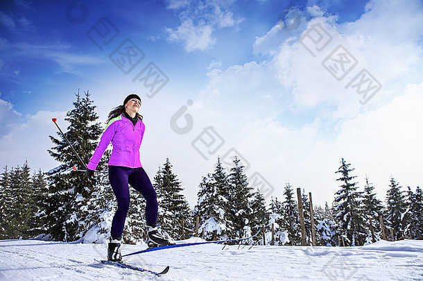 女人越野滑雪寒冷的森林