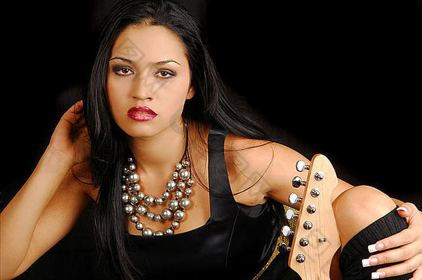 美丽的拉丁美洲人女人音乐家电吉他