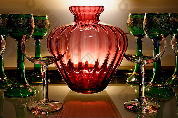 红色的玻璃花瓶背光